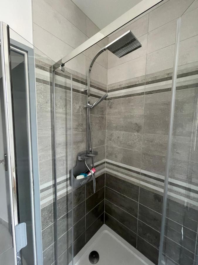 Maison Chaleureuse Avec Terrasse Privative Proche De La Gare Et Du Centre-Ville 罗什福尔 外观 照片